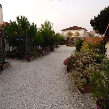 Le Clos Des Passiflores Pons Exteriér fotografie