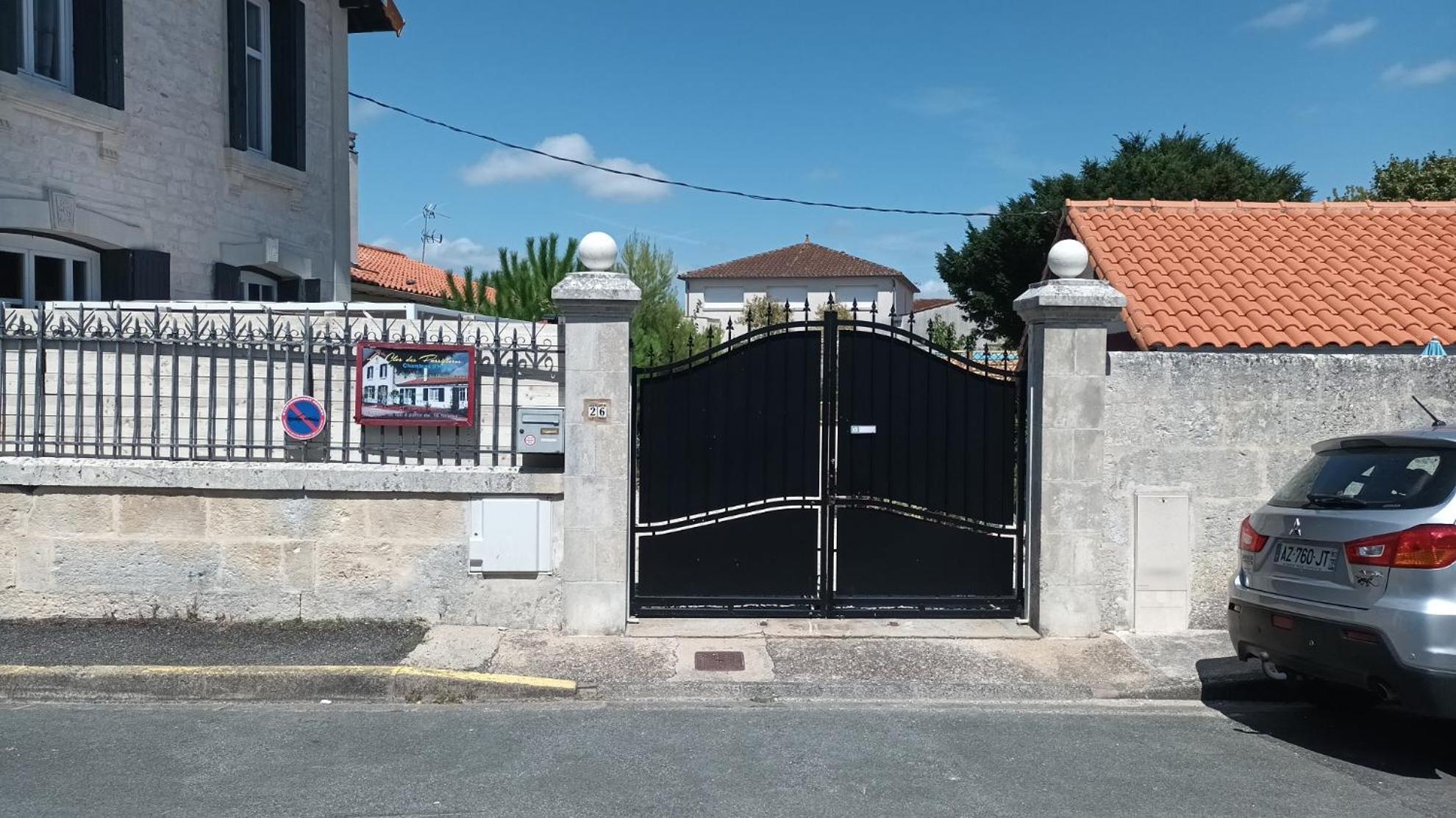 Le Clos Des Passiflores Pons Exteriér fotografie