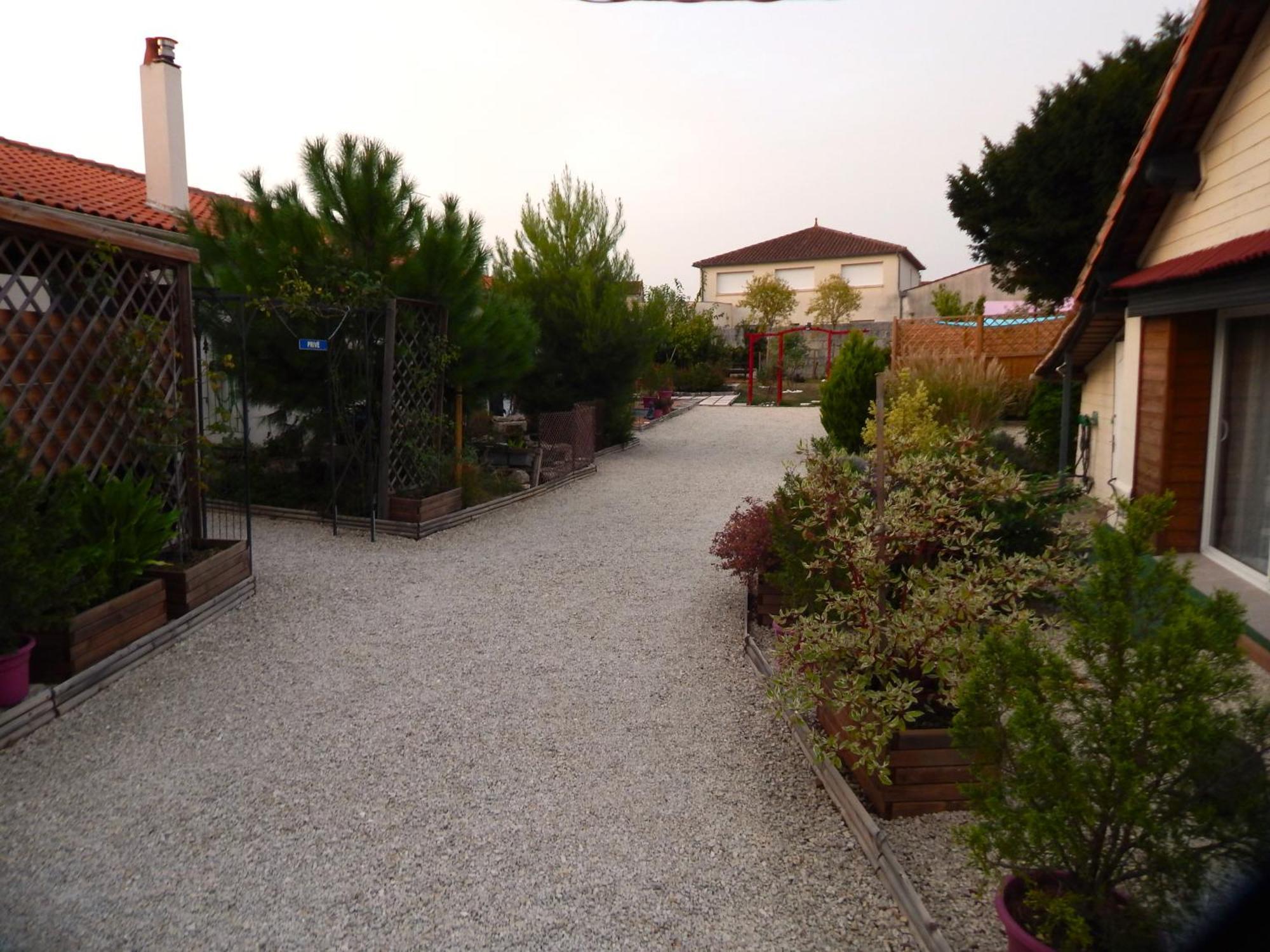 Le Clos Des Passiflores Pons Exteriér fotografie