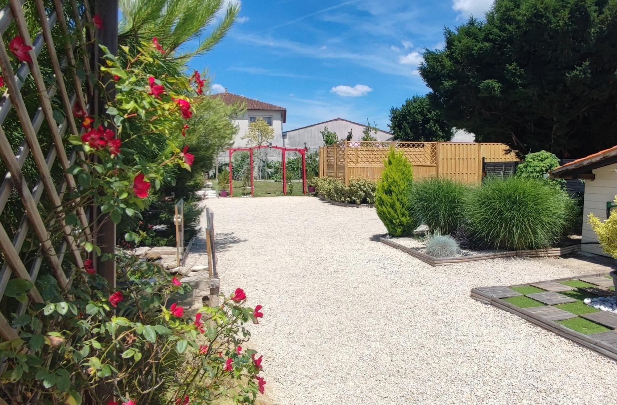 Le Clos Des Passiflores Pons Exteriér fotografie